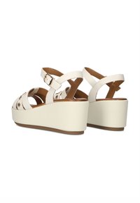 Witte wedge sandalen met verstelbare enkelband, open teenontwerp en decoratieve ronde accenten. Gladde textuur, synthetisch bovenwerk, rubberen zool.
