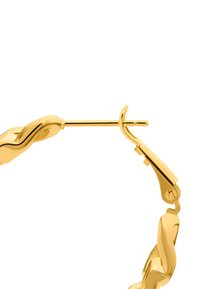 Boucles d'oreilles créoles dorées avec un design de chaîne torsadée, dotées d'un fermoir à charnière pour un port sécurisé. Surface lisse et finition brillante.