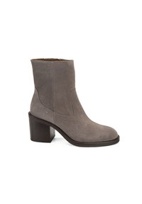 Grauer Wildleder-Ankle-Boot mit runder Zehenpartie und klobigem Blockabsatz; verfügt über eine gestickte Verzierung an den Seiten und eine glatte, matte Oberfläche.