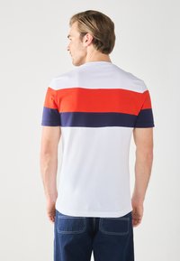 T-shirt à manches courtes pour homme avec des rayures horizontales rouges, blanches et bleu marine, fabriqué en coton avec une texture lisse.