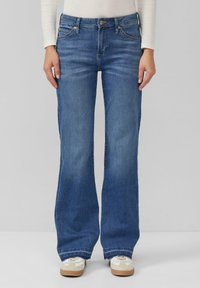 Jean en denim bleu à pattes d'eph avec un design à cinq poches, un léger effet usé au niveau de l'ourlet et une finition en délavage doux.