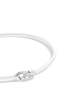 Silberarmband mit einem glatten, abgerundeten Design und einem dekorativen Verschluss, der mit kleinen klaren Steinen verziert ist.