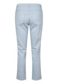 Pantalons en denim bleu clair avec une coupe droite, dotés de deux poches arrière et d'une ceinture avec passants. Texture lisse, sans motifs visibles.