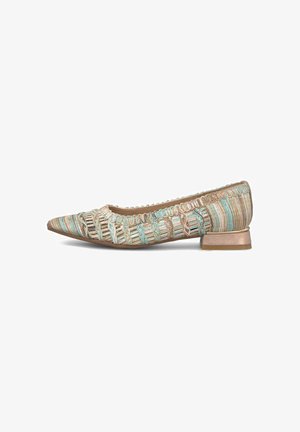 Chaussure plate à bout pointu avec un petit talon bloc, présentant un tissu tressé multicolore et rayé dans des tons beige, bleu et or.