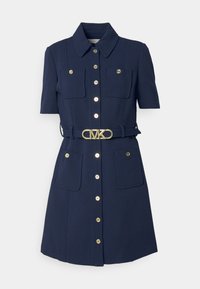Abito blu navy a maniche corte con colletto, bottoni in metallo dorato, due tasche frontali e una cintura coordinata con una fibbia dorata a logo.