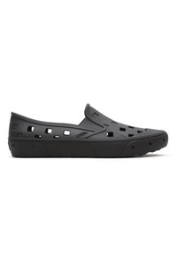 Černá nazouvací bota se čtvercovými ventilačními otvory a silnou podrážkou, zobrazená z boku s logem Vans na střední části.