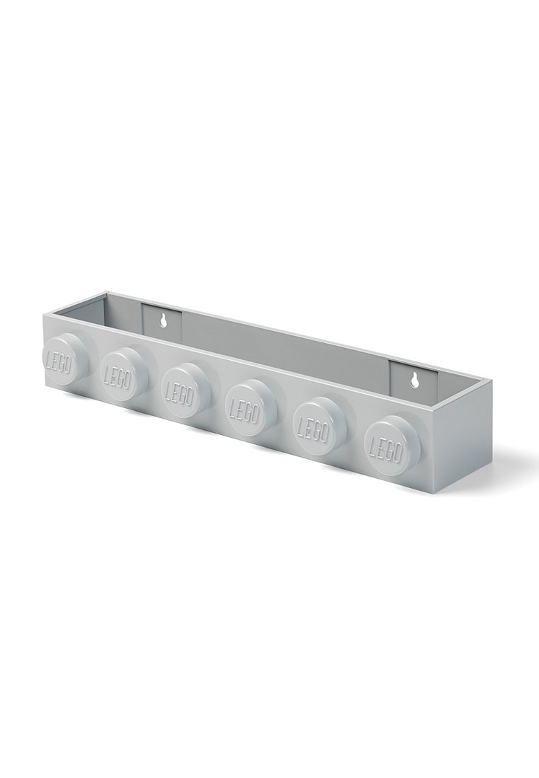 Almacenamiento de pared LEGO gris con seis botones redondeados y elevados que muestran el texto "LEGO". Diseño rectangular con orificios para montaje en pared. Material de plástico duradero.