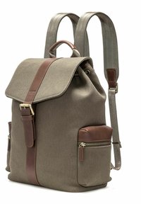 Torebka plecak w kolorze taupe z brązowymi skórzanymi akcentami, z przednią kieszenią na zamek, górną klapą z zapięciem na klamrę oraz wyściełanymi, regulowanymi szelkami.