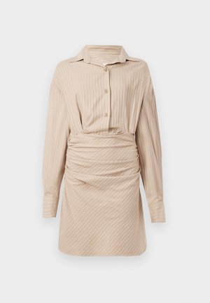 Robe chemise à rayures beiges avec un col, patte de boutonnage, manches longues et texture froncée à la taille, créant une apparence ajustée.