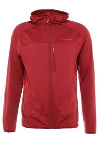 Chaqueta de forro polar roja con cuello alto, cremallera completa, dos bolsillos laterales y un bolsillo en el pecho. Presenta tiradores de cremallera y logo en color naranja.