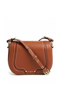 Borsa a tracolla in pelle marrone con cuciture bianche, design curvo, tracolla regolabile e dettagli in ottone dorato. Presenta una texture liscia.