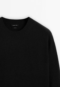 Czarny wełniany sweter z prążkowaną fakturą, okrągłym dekoltem i obniżonymi ramionami. Metka informuje "Massimo Dutti" oraz zawiera szczegóły dotyczące składu.