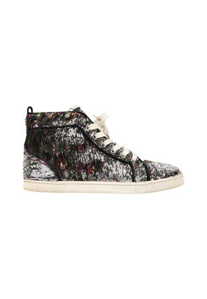 High-top sneaker dækket med sorte og flerfarvede palietter med hvide snørebånd og en hvid gummisål på en hvid baggrund.
