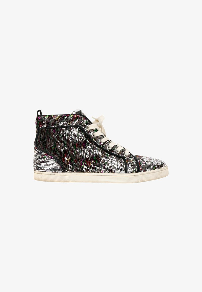 Baskets montantes recouvertes de sequins noirs et multicolores avec des lacets blancs et une semelle en caoutchouc blanche sur fond blanc.