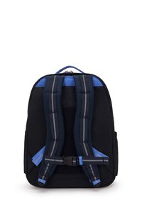 Sac à dos noir et bleu avec des bretelles rembourrées et ajustables et une sangle de poitrine, vu de dos sur un fond blanc.