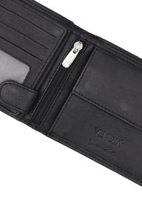 Czarny skórzany portfel z wieloma przegródkami na karty, zamykaną na zamek komorą oraz wytłoczonym logo. Gładka faktura i kompaktowy design.