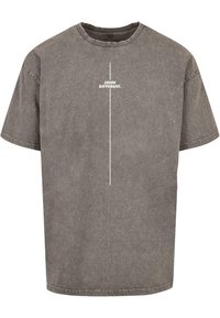 Grijze T-shirt met korte mouwen van een zachte, versleten stof. Heeft een verticale witte tekstprint "IK DENK ANDERS." op het midden van de voorkant.