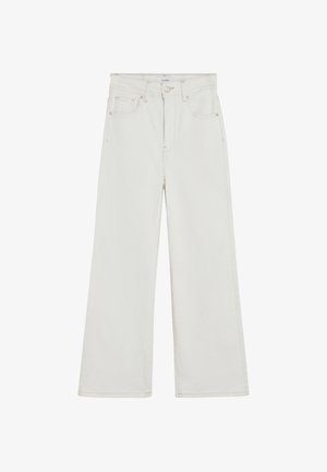 Vaqueros de tiro alto, perneras anchas en color blanco roto, con cierre delantero de botón y cremallera, y diseño de cinco bolsillos.