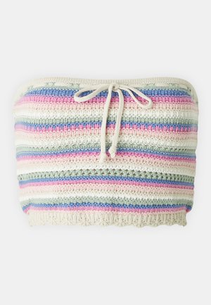 Kootud bandeau-sinine tipp horisontaalsete triipudega roosa, sinise, rohelise ja kreemina, seotud kaeluse ja tekstuuriga äärisega.