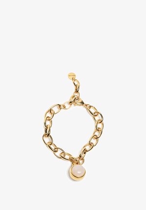 Złota bransoletka łańcuszkowa z dużymi ogniwami i okrągłym zawieszką z jasnoróżowym kamieniem. Zapięcie z karabińczykiem oraz tagiem z logo.