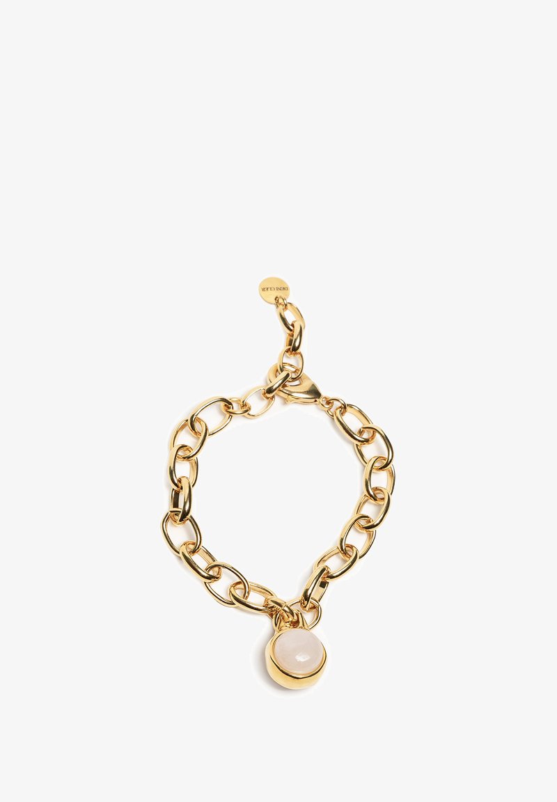 Złota bransoletka łańcuszkowa z dużymi ogniwami i okrągłym zawieszką z jasnoróżowym kamieniem. Zapięcie z karabińczykiem oraz tagiem z logo.