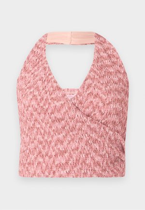 Svetloružová halter top vyrobená z textúrovanej pleteniny s obálkovým dizajnom, obsahujúca jemný béžový pás vzadu pre bezpečné uchytenie.