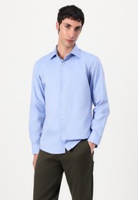 Gaiši zils garām piedurknēm krekls, izgatavots no gludas auduma, ar tradicionālo apkakli, priekšējo pogu aizdari un vienkrāsainu dizainu.