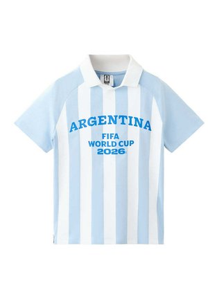 Maillot de football de l'Argentine pour la Coupe du Monde FIFA 2026 avec des rayures verticales bleu clair et blanc et un col blanc.