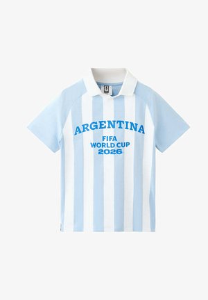 Maillot de football de l'Argentine pour la Coupe du Monde FIFA 2026 avec des rayures verticales bleu clair et blanc et un col blanc.