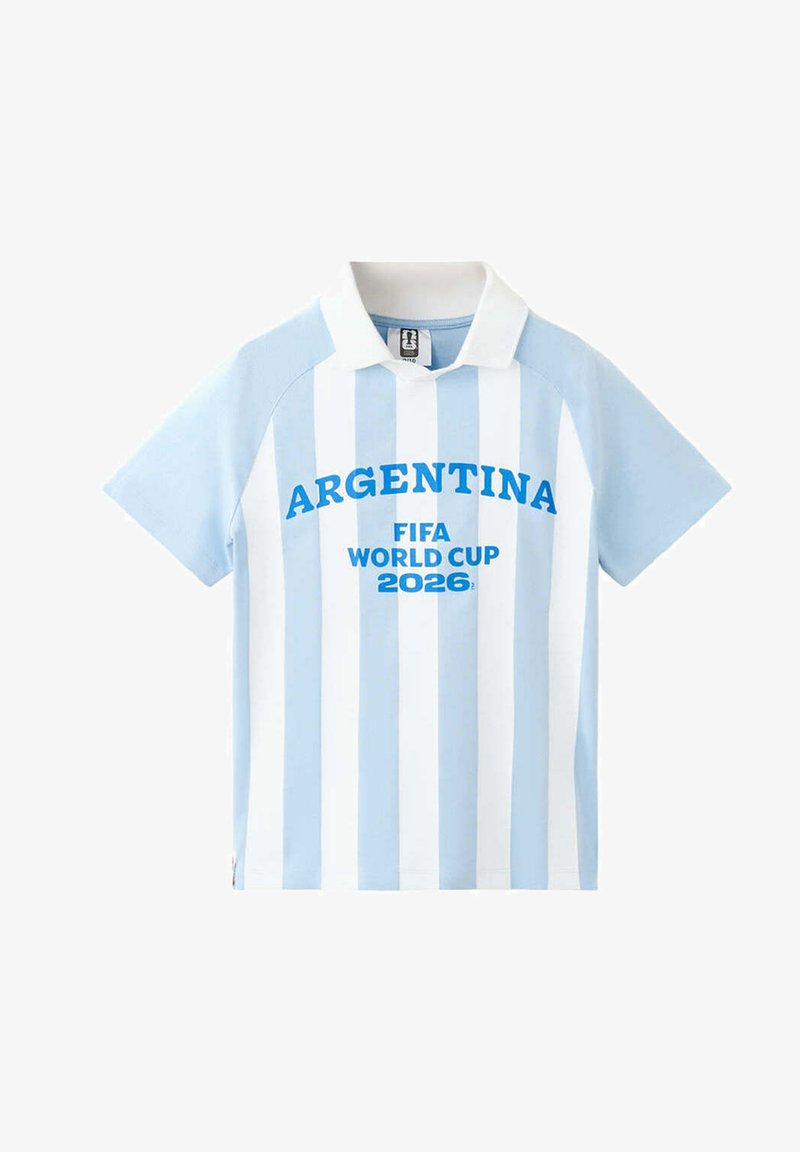 Maillot de football de l'Argentine pour la Coupe du Monde FIFA 2026 avec des rayures verticales bleu clair et blanc et un col blanc.