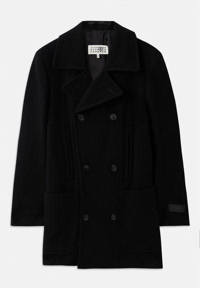 Palton dublu din lână, de culoare neagră, cu guler lat, două buzunare în față și accente verticale subtile pe laturi.