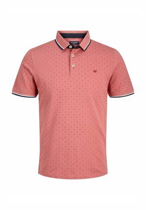 Chemise polo rose avec un motif en losanges texturé. Présente un col rayé bleu marine et blanc, trois boutons et un petit logo sur la poitrine.