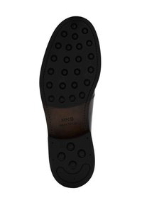 Czarna gumowa podeszwa buta z zaokrąglonymi wypustkami dla lepszej przyczepności, z akcentem ze skóry i wytłoczonym nazwiskiem marki "MNG" widocznym na powierzchni.