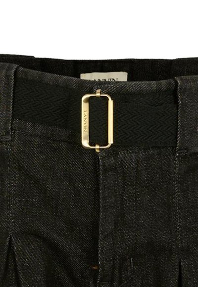 Zwart denim stof met een gestructureerd oppervlak, voorzien van een glanzende gouden gesp en het 'Lanvin'-logo op de tailleband.