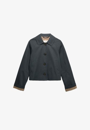 Chaqueta corta azul marino oscuro con cuatro botones, cuello ancho, bolsillos laterales y forro a cuadros beige visible en los puños y el cuello.