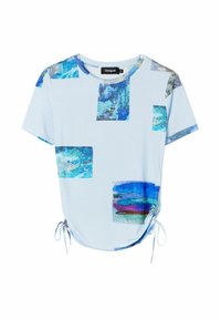 Camiseta de manga corta de color azul claro con patrones de arte abstracto en tonos de azul y verde. Cordon ajustable en el dobladillo.