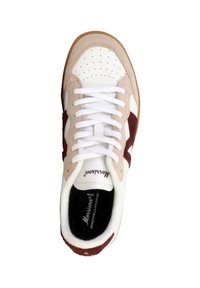 Sneaker bianca e beige con dettagli in camoscio marrone, punta perforata e lacci bianchi. Interno imbottito nero e suola in gomma.