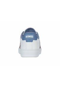 Sneaker K-Swiss bianco con accenti blu e linguetta posteriore. Caratterizzato da un design testurizzato e strisce colorate a contrasto sui lati.