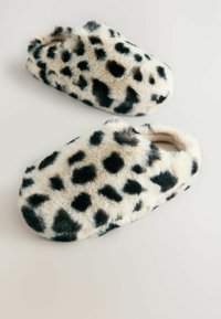 Chaussons en fausse fourrure avec un motif léopard, présentant une texture douce et pelucheuse dans des couleurs crème et noir, conçus pour un usage intérieur.