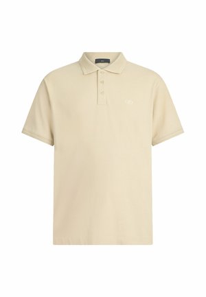 Tricou polo bej cu mâneci scurte, prevăzut cu trei nasturi și un mic logo brodat pe partea stângă a pieptului, prezentat pe un fundal alb.