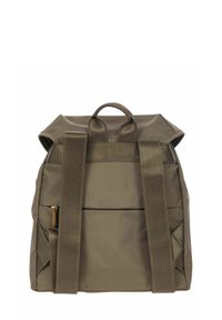 Zaino verde oliva con due spallacci regolabili, un manico superiore, una tasca frontale con zip e una finitura in tessuto testurizzato.
