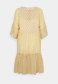 Żółta sukienka z wzorzystym materiałem, z krótkimi rękawami, okrągłym dekoltem i falbaniastym dołem, podkreślająca fakturowaną powierzchnię.