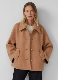 Cappotto in misto lana marrone con ampio colletto, tasche frontali, tre bottoni e una vestibilità rilassata, caratterizzato da una superficie texture.