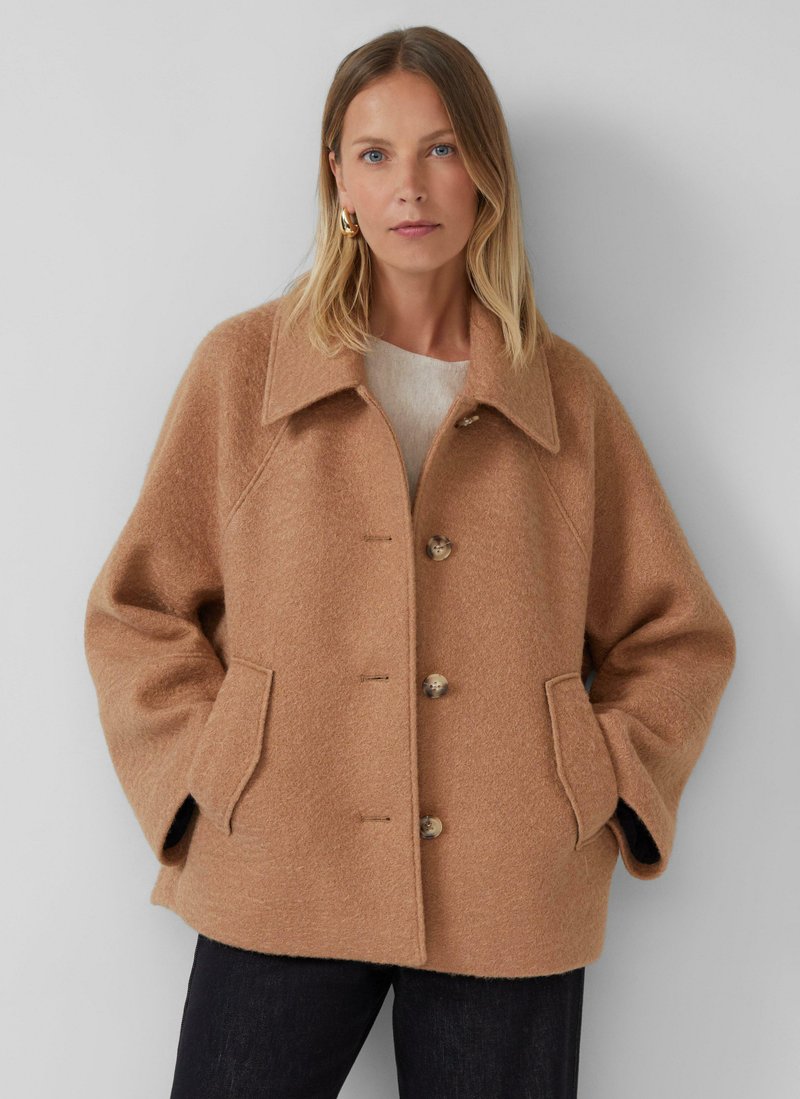 Cappotto in misto lana marrone con ampio colletto, tasche frontali, tre bottoni e una vestibilità rilassata, caratterizzato da una superficie texture.