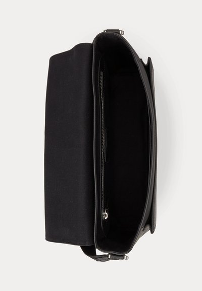 Μαύρο δερμάτινο τσαντάκι ώμου με ανοιγμένο καπάκι, που εμφανίζει τον κύριο χώρο και την εσωτερική τσέπη με φερμουάρ σε λευκό φόντο.