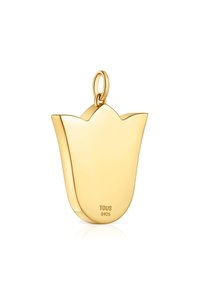 Colgante en forma de flor de color dorado con un acabado suave y pulido. Cuenta con un lazo para su sujeción. Marcado con "TOUS" y "S925" en la parte inferior.