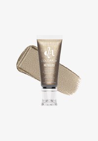 Metallische gouden crème in een transparante tube met een zwarte dop, vergezeld van een swatch van dezelfde kleur, die een glinsterende textuur toont.