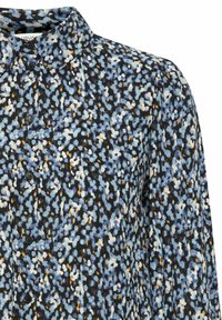 Blusa nera con motivo floreale blu e bianco, con bottoni frontali, colletto e un tessuto morbido e texturizzato.