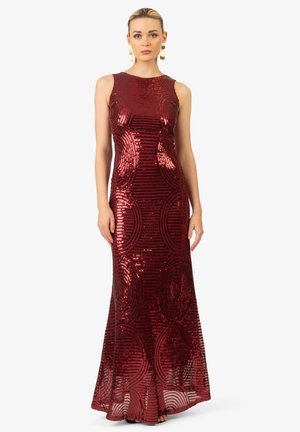 Langes rotes Paillettenkleid mit runden und gestreiften Mustern, ärmelloses Design und taillierte Silhouette. Glatte Textur mit leichtem Glanz.