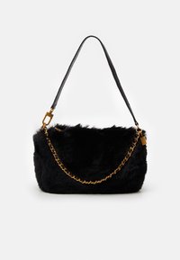 Czarna torebka z imitacji futra o zaokrąglonym kształcie, teksturowanej powierzchni, złotym łańcuszku jako akcent oraz długim czarnym pasku do noszenia.